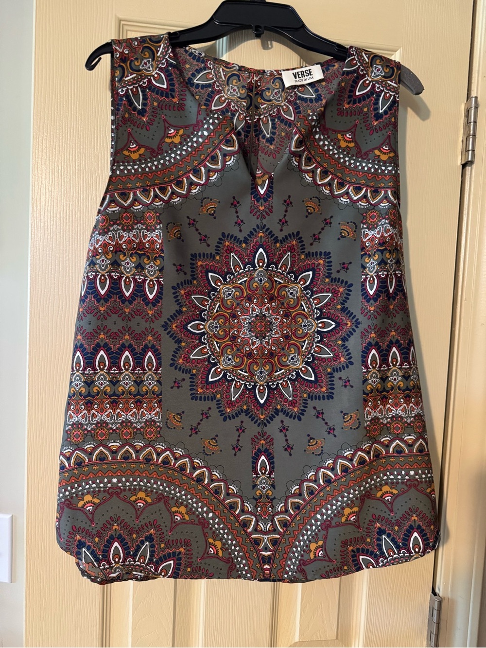Verse Women's Gray Paisley Medallion Sleeveless Blouse